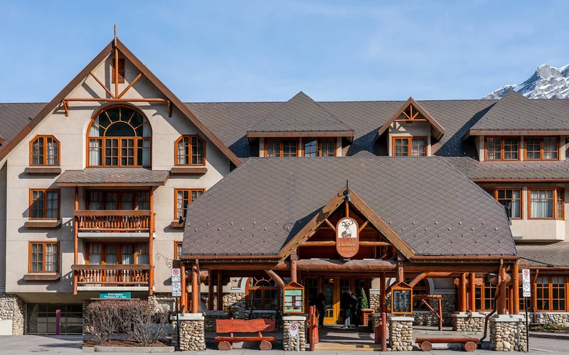 Lodge-style exterior of Banff Caribou Lodge & Spa, 5.4 km from the Banff Upper Hot Springs, Alberta