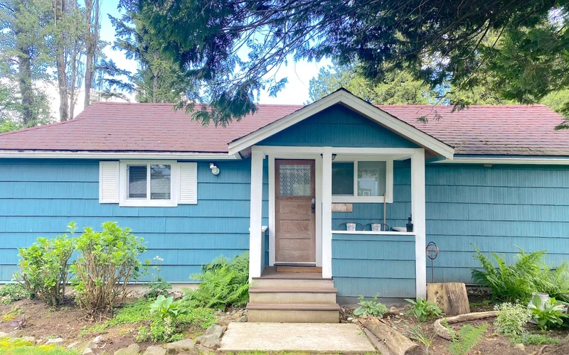 Garden cottages at Bramblebank Cottages, a short walk from the Harrison Hot Springs public mineral pool in British Columbia