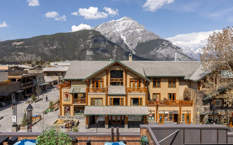 Log-furnished rooms at Brewster Mountain Lodge on Caribou Street, a walk from the Banff Upper Hot Springs, Alberta