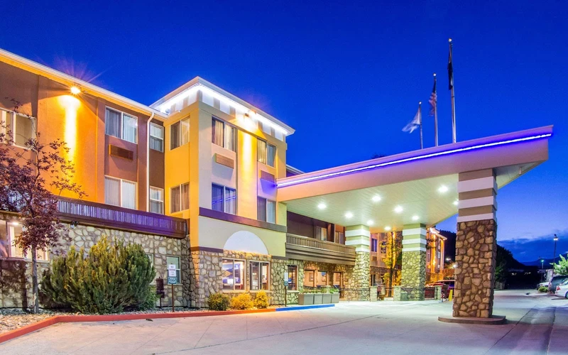 Comfort Inn & Suites Durango south of town, a budget base for the Durango hot springs in Colorado
