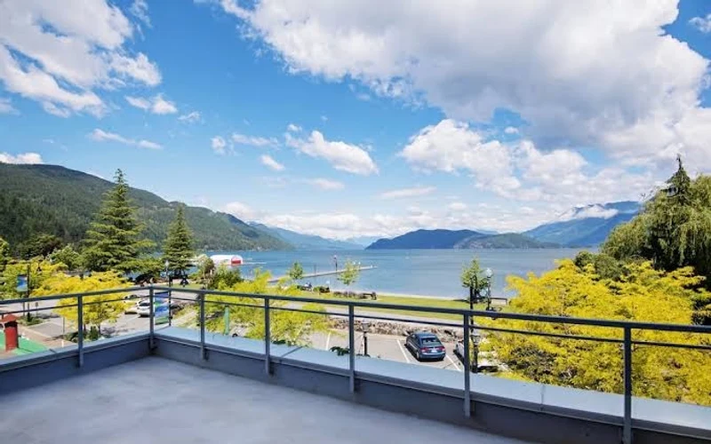 Harrison Beach Hotel on the lakefront, a walking base for the Harrison Hot Springs public pool in British Columbia