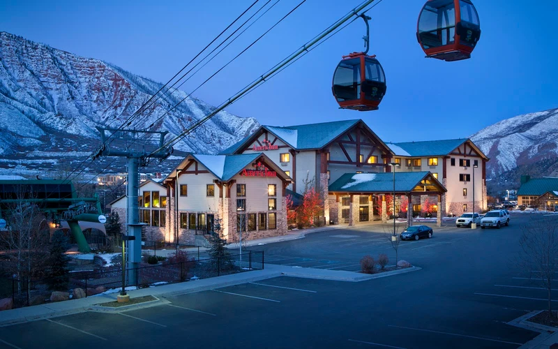 Hotel Glenwood Springs indoor water park hotel near Iron Mountain hot springs in Glenwood Springs, Colorado