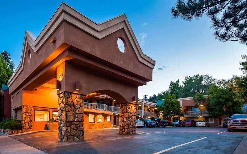 Mountain Shadows Inn & Suites on north Main Avenue near the Durango hot springs in Colorado