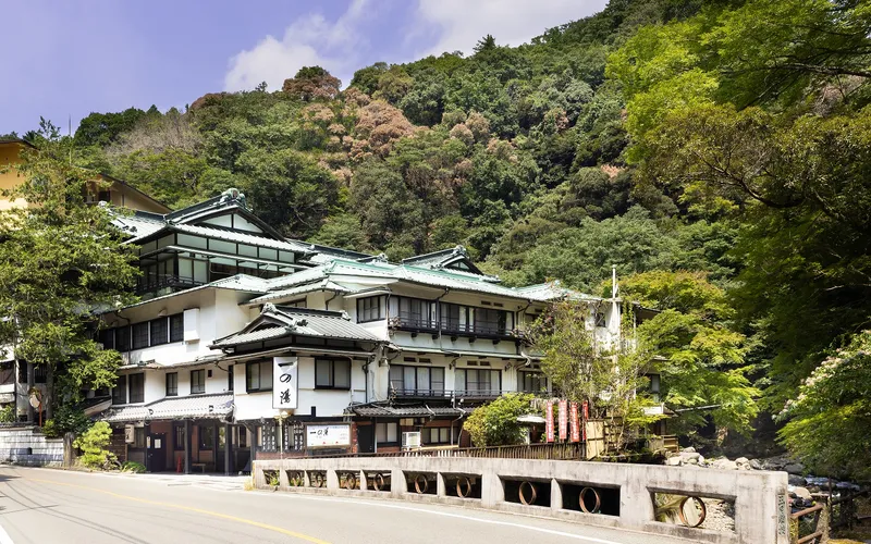 Tonosawa Ichinoyu Honkan 1630 wooden inn and gorge-side open-air bath, Hakone onsen ryokan hotels, Japan